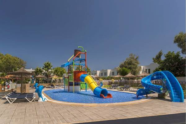 Wasserpark des Voyage Torba Hotels mit bunten Rutschen und Sonnenliegen