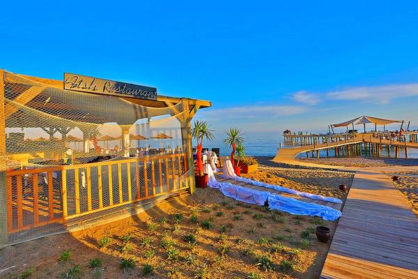 Fisch Restaurant am Strand im Selectum Family Comfort Side mit blauem Himmel und einem Steg.