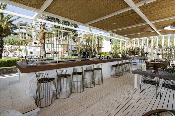 Terrasse des Voyage Torba Hotels mit Bar, Stühlen und Tischen im Freien