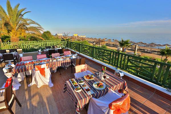 Terrasse des Selectum Family Comfort Side Hotels mit Blick auf den Strand und das Meer
