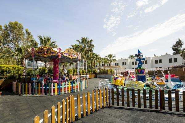 Spielplatz im Voyage Torba Hotel mit Karussell und anderen Fahrattraktionen