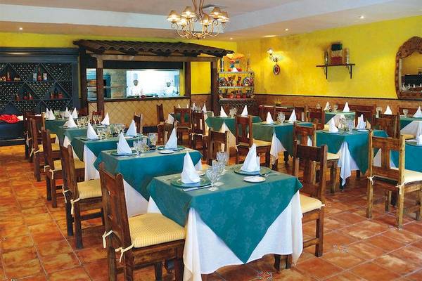 Restaurant im Punta Cana Princess Hotel mit gedeckten Tischen und Stühlen.