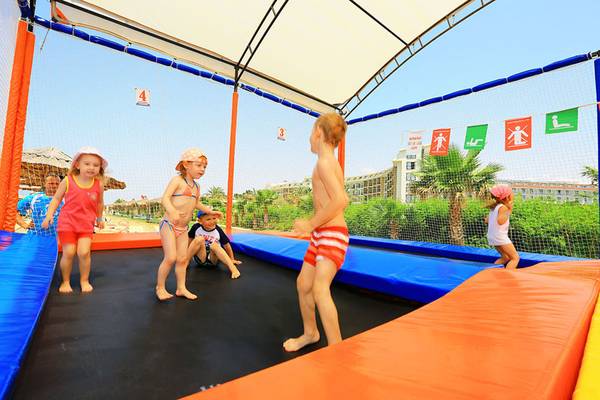 Kinder spielen auf einem Trampolin im Selectum Family Comfort Side Hotel.