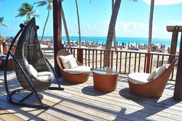 Terrasse des Punta Cana Princess Hotels mit Blick auf den Strand und das Meer.