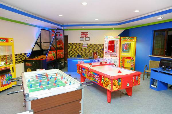 Spielzimmer im Selectum Family Comfort Side mit Air Hockey, Tischfußball und verschiedenen Spielgeräten.