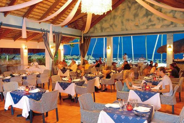 Abendessen im Restaurant der Punta Cana Princess mit Blick auf den Ozean.