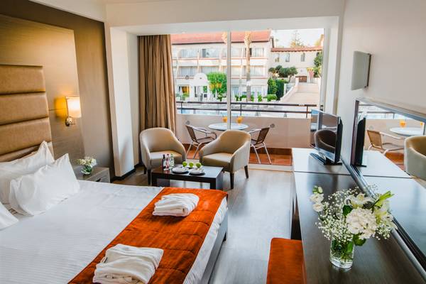 Zimmer im Napa Plaza Hotel mit Blick auf einen Balkon und einen Swimmingpool.