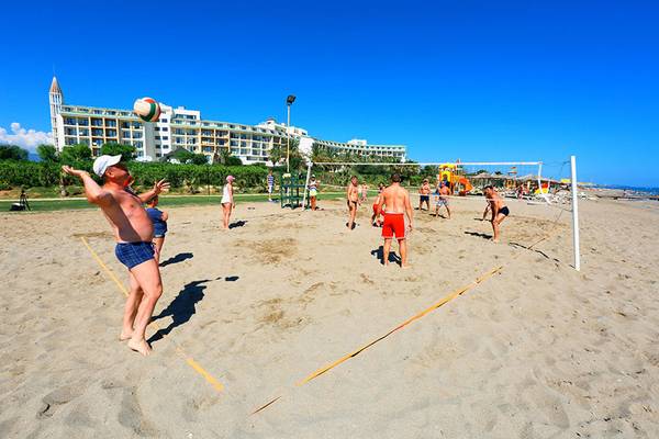Volleyballspiel am Strand vor dem Selectum Family Comfort Side Hotel.