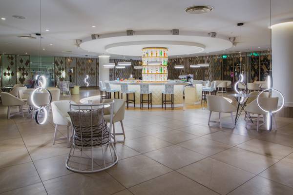 Innenansicht der Lobby des Napa Plaza Hotels mit Bar und Sitzbereichen.