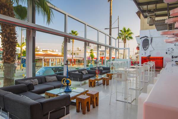 Loungebereich des Napa Plaza Hotels mit Sofas, Tischen und Barstühlen.