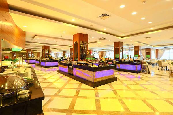 Buffet-Restaurant im Selectum Family Comfort Side Hotel mit vielen Speisen und Tischen.