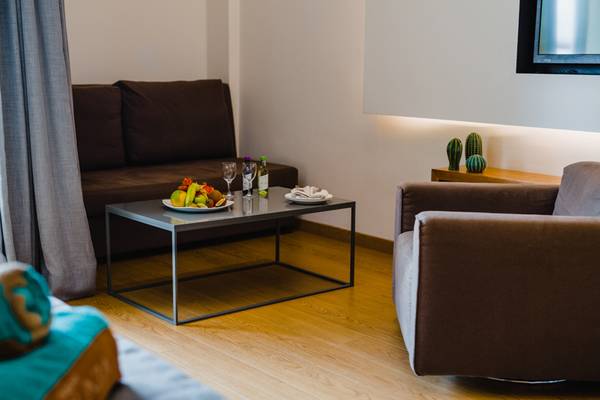 Wohnbereich im Napa Plaza Hotel mit einem Tisch, Sofa und Dekoration