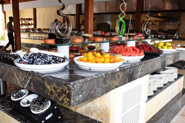 Buffet im Selectum Family Comfort Side mit verschiedenen Früchten und Desserts.
