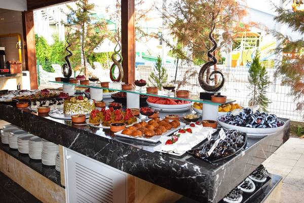 Buffettisch im Selectum Family Comfort Side Hotel mit verschiedenen Speisen und Desserts.