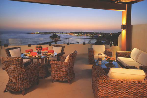 Alexander The Great Hotel Balkon mit Blick auf das Meer bei Sonnenuntergang