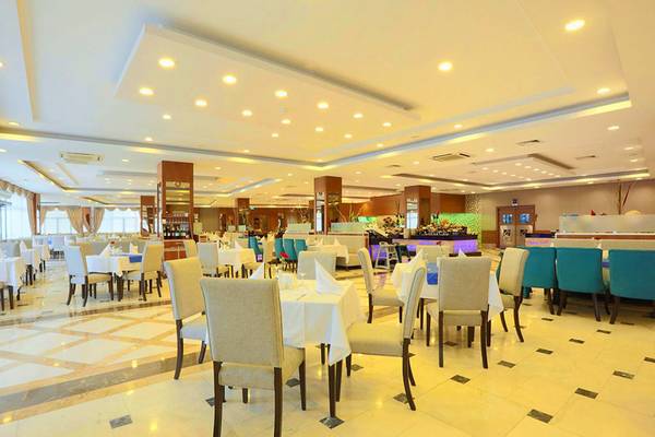 Innenansicht des Restaurants im Selectum Family Comfort Side Hotel mit gedeckten Tischen und Stühlen.