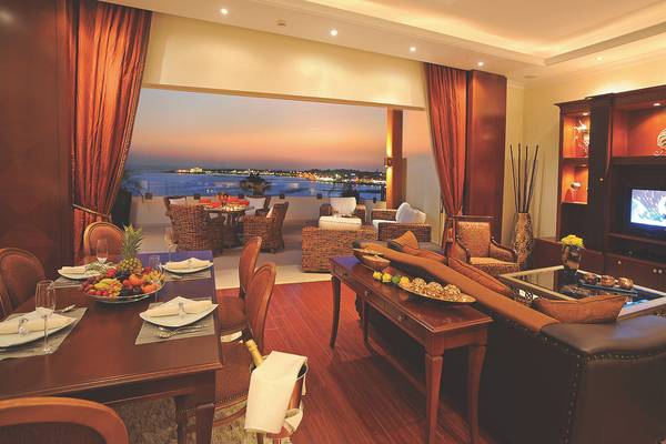 Innenraum des Alexander The Great Hotels mit Blick auf die Stadt und den Ozean