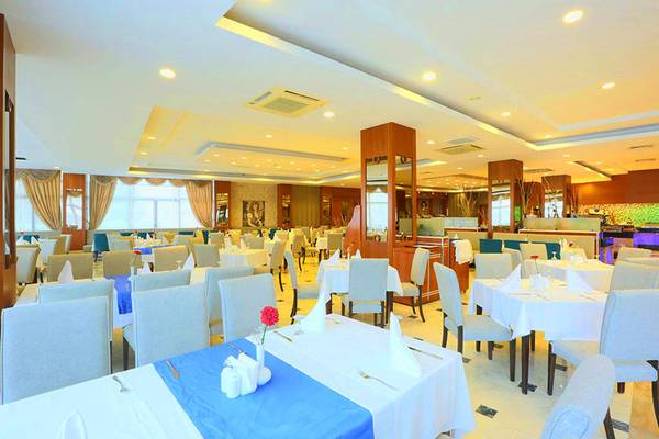 Restaurant des Selectum Family Comfort Side Hotels mit gedeckten Tischen und Stühlen.