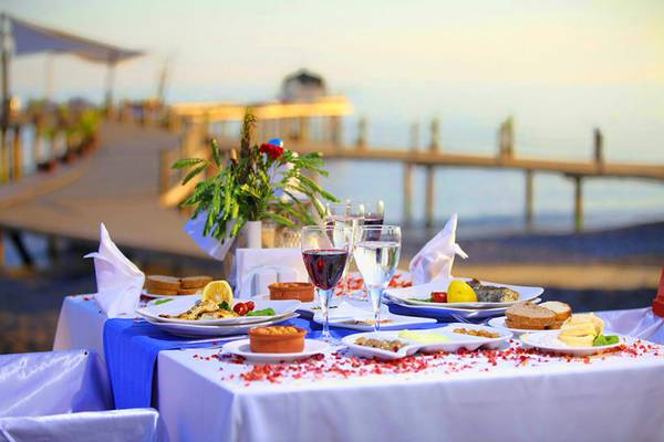 Abendessen am Strand im Selectum Family Comfort Side Hotel, mit einer Auswahl an Gerichten und Getränken.