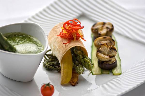 Gemüsegericht mit Spargel, Tomaten und Pilzen auf einem weißen Teller im Terrace Elite Resort.