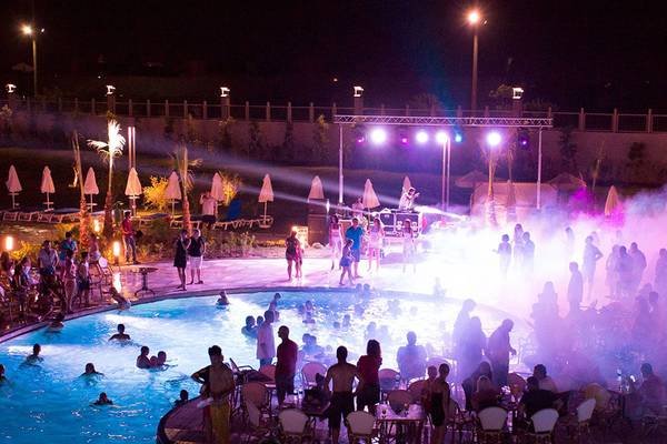 Nachtveranstaltung im Freien mit Pool und Nebeleffekt im Terrace Elite Resort.