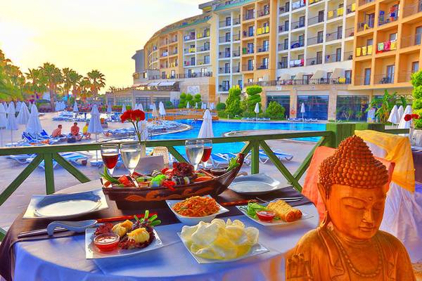 Hotel Selectum Family Comfort Side Terrasse mit Essen und Pool