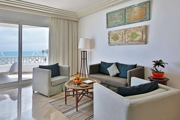 Wohnzimmer im Radisson Blu Palace Resort & Thalasso, Djerba mit Blick auf das Meer.