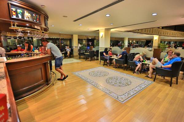 Loungebereich im Selectum Family Comfort Side Hotel mit Gästen an der Bar und Tischen.
