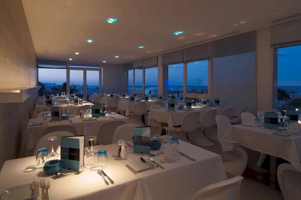 Innenansicht des Restaurants im Radisson Blu Palace Resort & Thalasso, Djerba, mit Blick auf das Meer.