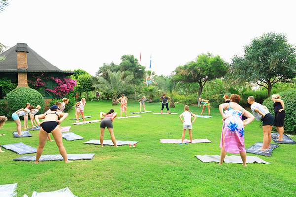 Yoga Kurs im Garten des Selectum Family Comfort Side Hotel.