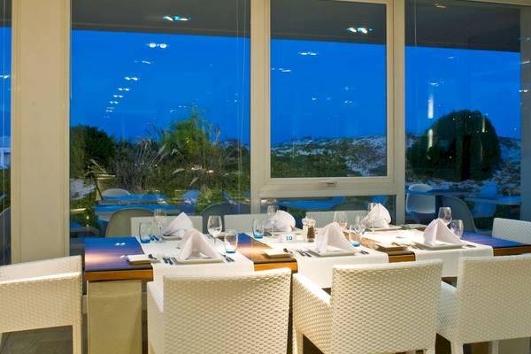 Restauranttisch im Radisson Blu Palace Resort & Thalasso, Djerba mit Blick auf die Landschaft.