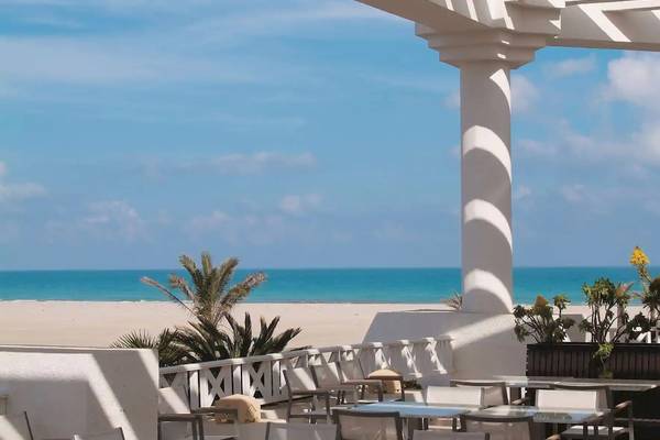Aussicht von der Terrasse des Radisson Blu Palace Resort auf den Strand in Djerba.