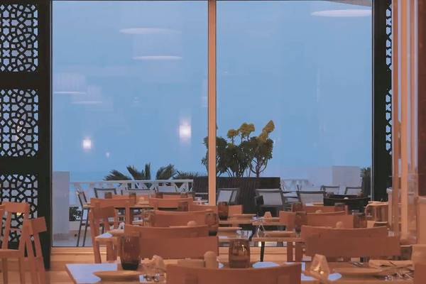 Restaurant-Innenansicht des Radisson Blu Palace Resort & Thalasso, Djerba mit Blick auf einen Garten und die Küste