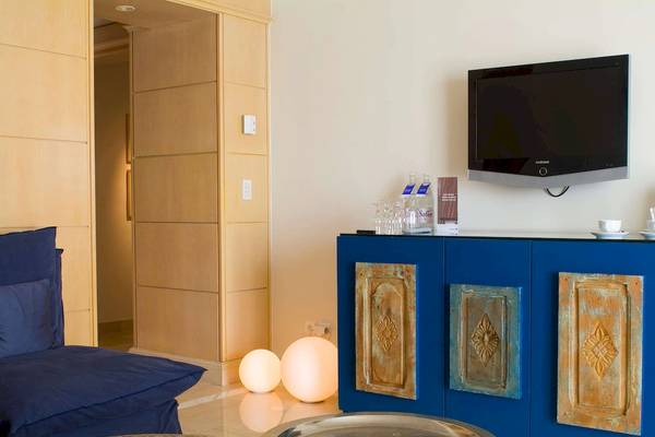 Wohnbereich im Radisson Blu Palace Resort & Thalasso, Djerba, mit Fernseher und Möbeln.