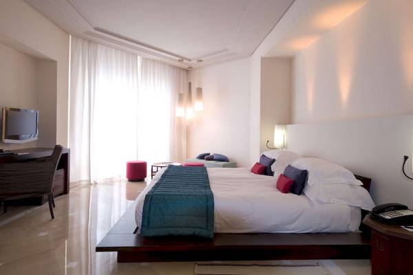 Schlafzimmer im Radisson Blu Palace Resort & Thalasso, Djerba mit großem Bett und modernem Dekor.