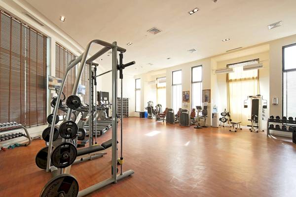 Fitnesscenter im Radisson Blu Palace Resort & Thalasso, Djerba, mit Cardiogeräten und Gewichten.