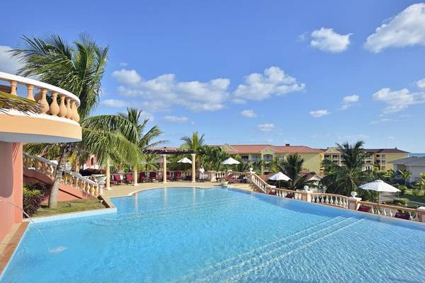 Außenpool des Paradisus Princesa del Mar Resort & Spa mit Sonnenschirmen und Liegestühlen