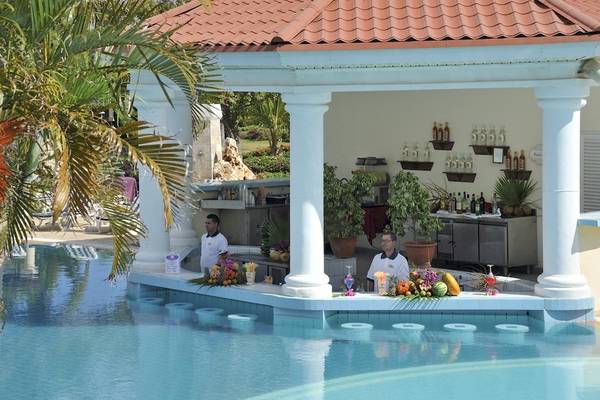 Poolbar im Paradisus Princesa del Mar Resort & Spa mit freundlichem Personal und tropischen Früchten.