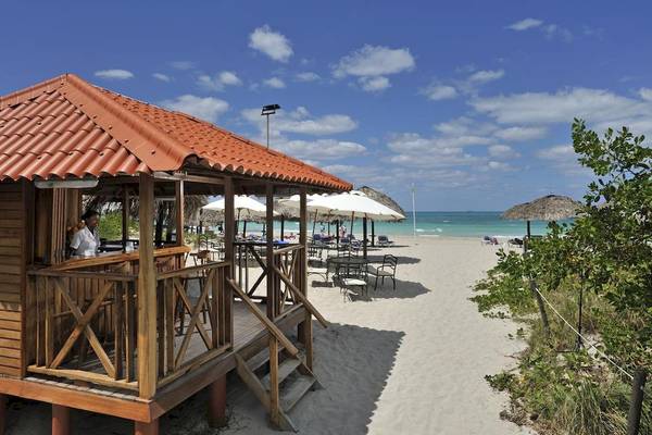 Außenbar am Strand des Paradisus Princesa del Mar Resort & Spa