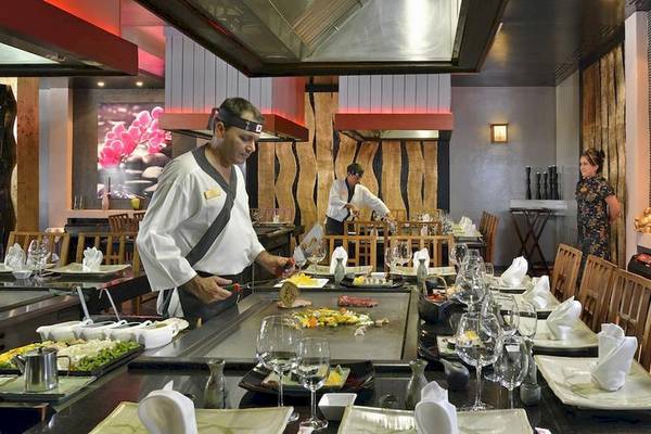 Japanisches Restaurant im Paradisus Princesa del Mar Resort & Spa mit Sushi-Küche und Gästen.
