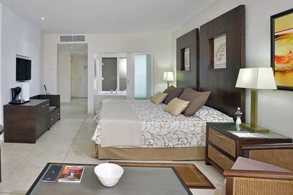 Hotelzimmer im Paradisus Princesa del Mar Resort & Spa mit Bett, Schreibtisch, Fernseher und Badezimmer