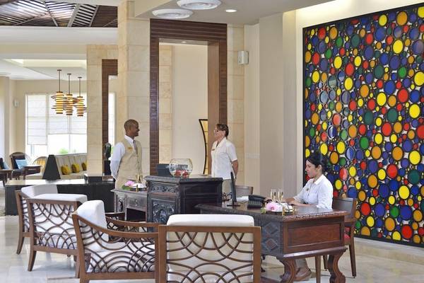 Empfangsbereich des Paradisus Princesa del Mar Resort mit buntem Wandbild