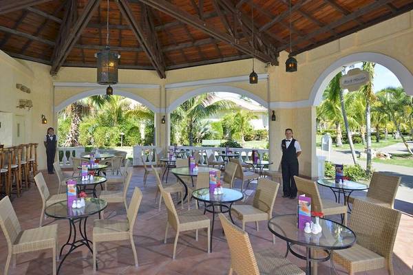 Restaurant im Paradisus Princesa del Mar Resort & Spa mit gedeckten Tischen und freundlichem Personal.