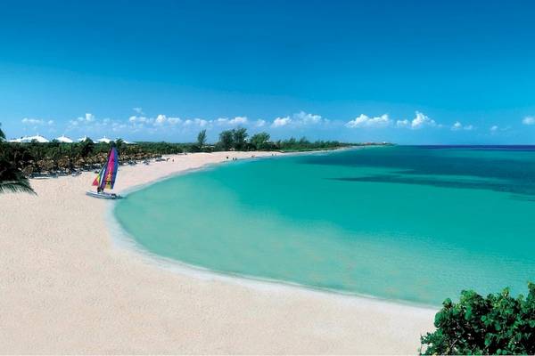 Strand des Paradisus Princesa del Mar Resorts mit Segelboot und blauem Wasser