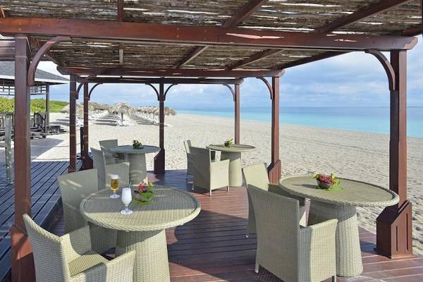 Strandbar im Paradisus Princesa del Mar Resort & Spa mit Blick auf den Strand.