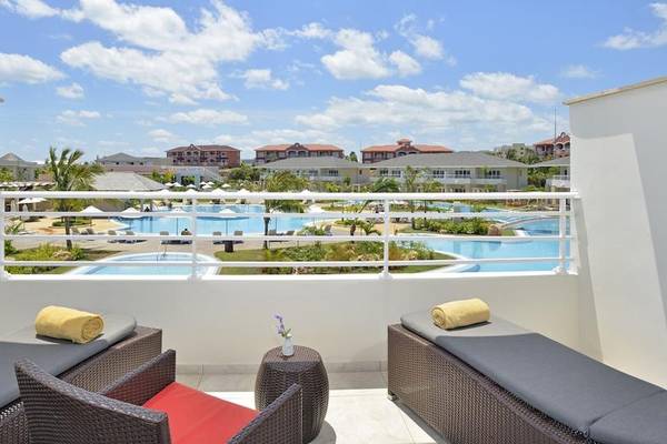 Blick von der Hotelbalkon des Paradisus Princesa del Mar Resort & Spa auf den Poolbereich