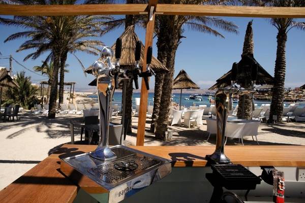 Strandbar des Labranda Riviera Hotel mit Palmen und Blick auf das Meer