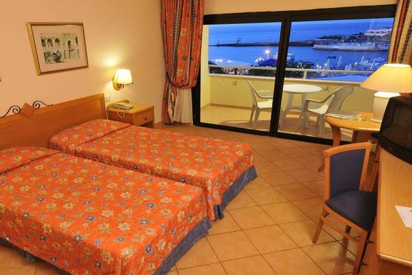 Zwei Betten Zimmer mit Meerblick im LABRANDA Riviera Hotel & Spa.