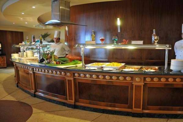 Buffet Bereich im LABRANDA Riviera Hotel & Spa mit Köchen und verschiedenen Speisen.