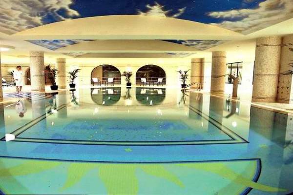 Innenpool des LABRANDA Riviera Hotel & Spa mit einer Person, die neben dem Pool steht.
